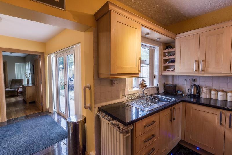 Spacious 4 Bedroom Home - 5 Min Walk To Town 에니스킬런 외부 사진